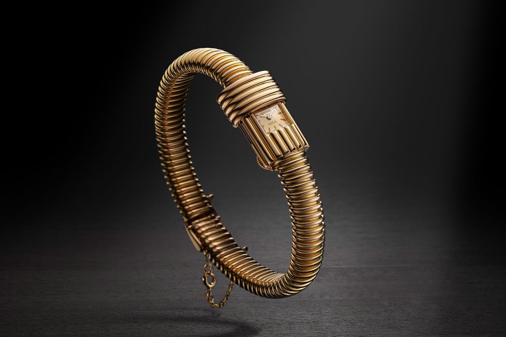 Kỳ Lân Luxury Duoplan Tubogas Coulissante la chiec dong ho bi mat duoc che tac bang vang vang 18K va duoc trang bi bo may cal. 403 1950 Bộ sưu tập thứ tư của Jaeger-LeCoultre Duoplan tại Paris