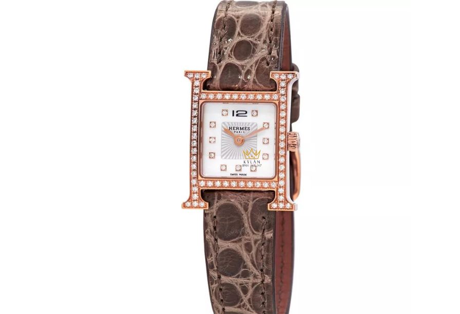 Hermès Silver 041670WW00 sở hữu thiết kế nhỏ gọn, tinh tế với mặt số trắng và dây da thật màu nâu sang trọng