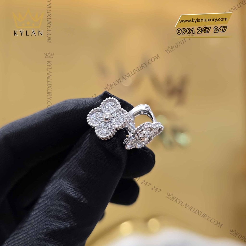 Kỳ Lân Luxury bong tai co bon la vang trang nguyen khoi au750 dinh kim cuong 12 Bông tai cỏ bốn lá vàng trắng nguyên khối Au750 đính kim cương