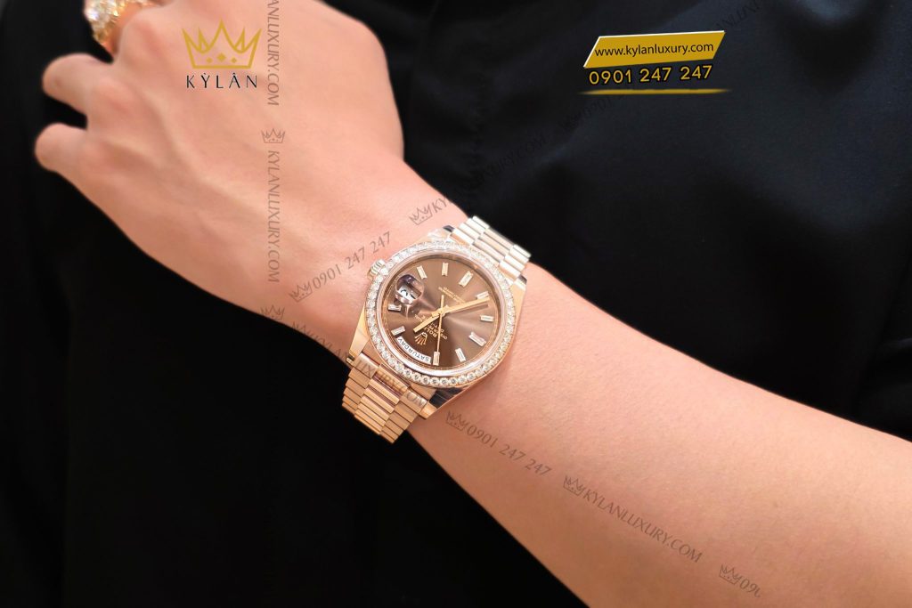 Kỳ Lân Luxury dong ho rolex day date 40 228345 mat chocolate 12 Đồng hồ Rolex Day Date 40 mặt số Chocolate vành kim cương 228345RBR-0006