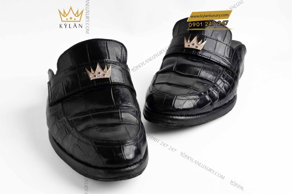 Kỳ Lân Luxury giay da ca alligator dinh logo vuong mien full kim cuong 2 Giày da cá Alligator đính logo vương miện full kim cương