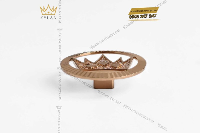 Khuy cài áo logo vương miện KyLan vàng hồng Au750 đính kim cương