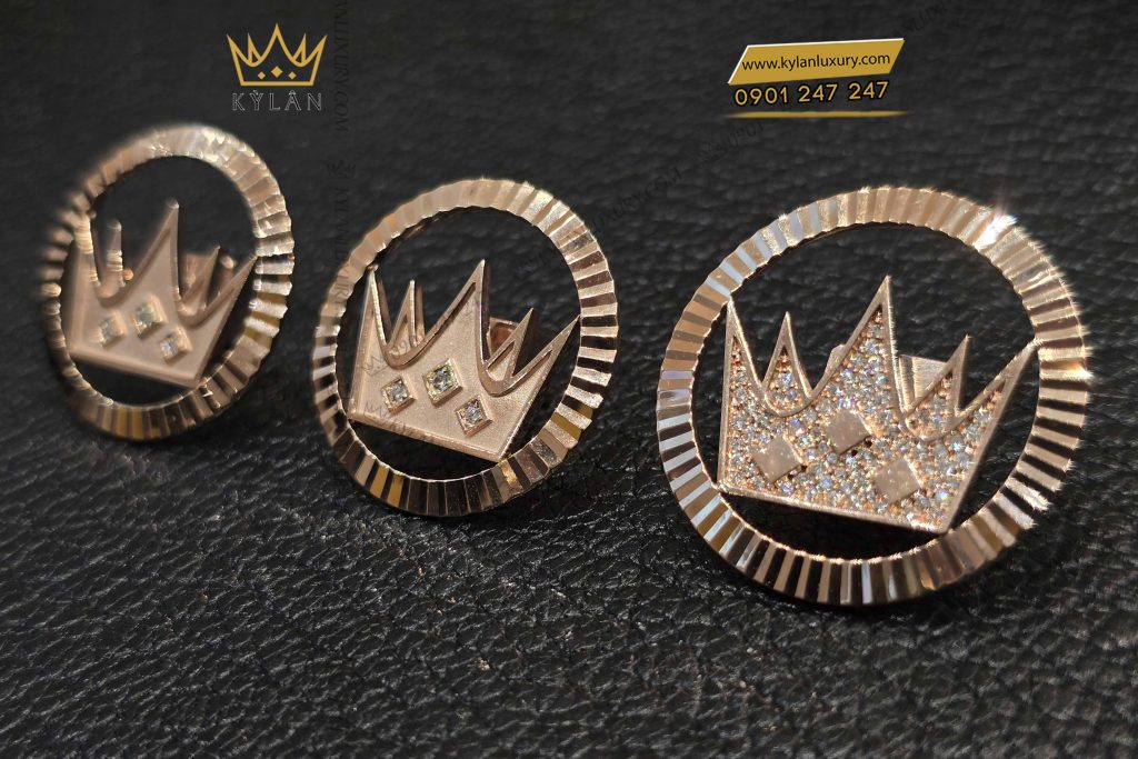 Kỳ Lân Luxury khuy cai ao vuong mien vang hong au750 kim cuong 3 Khuy cài áo vương miện vàng hồng nguyên khối Au750 đính 3 viên kim cương