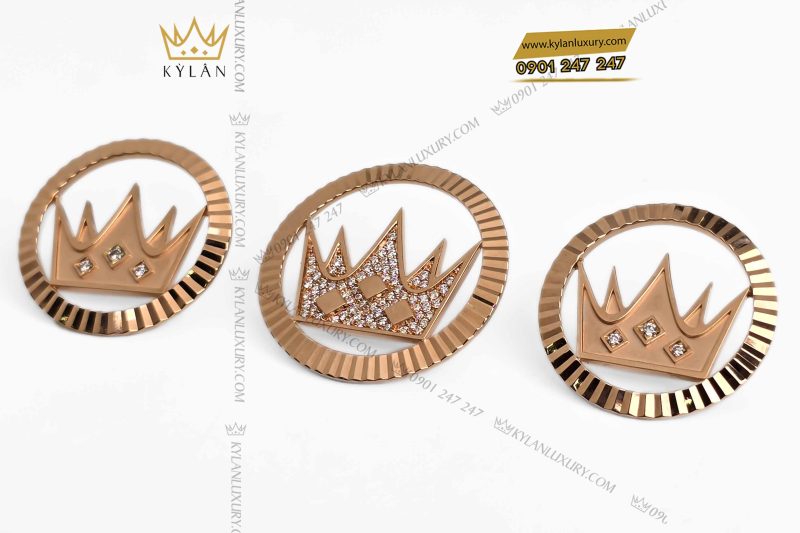 Khuy cài áo vương miện vàng hồng nguyên khối Au750 đính 3 viên kim cương
