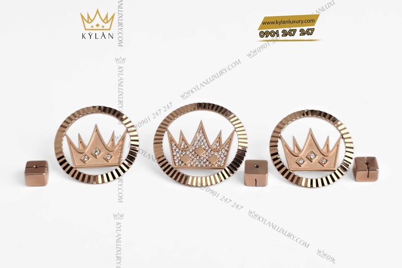 Khuy cài áo vương miện vàng hồng nguyên khối Au750 đính 3 viên kim cương