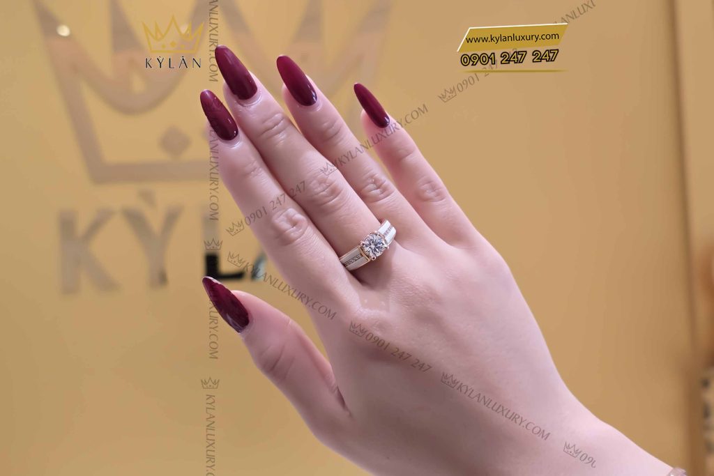 Kỳ Lân Luxury nhan nam vang hong nguyen khoi au750 dinh vien chu 7ly2 1 1 Nhẫn nam vàng hồng nguyên khối Au750 đính viên chủ 7ly2