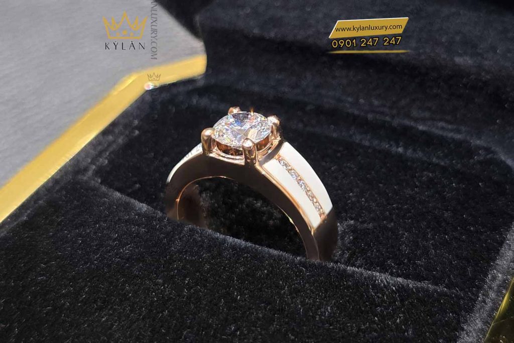 Kỳ Lân Luxury nhan nam vang hong nguyen khoi au750 dinh vien chu 7ly2 4 1 Nhẫn nam vàng hồng nguyên khối Au750 đính viên chủ 7ly2