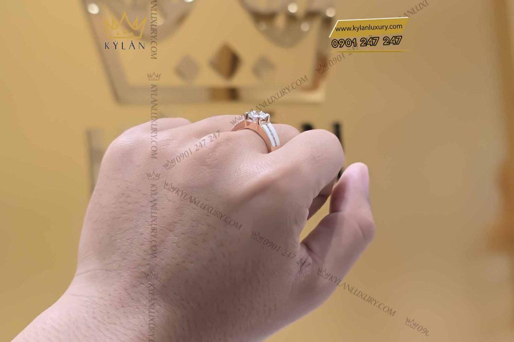 Kỳ Lân Luxury nhan nam vang hong nguyen khoi au750 dinh vien chu 7ly2 7 1 Nhẫn nam vàng hồng nguyên khối Au750 đính viên chủ 7ly2