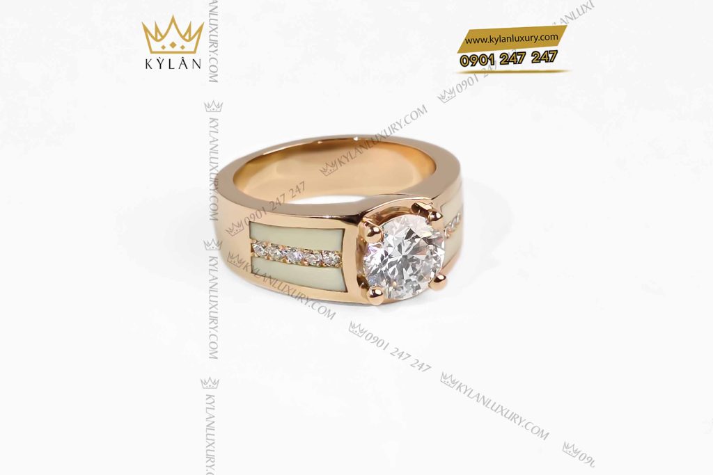 Kỳ Lân Luxury nhan nam vang hong nguyen khoi au750 dinh vien chu 8ly1 4 Nhẫn nam vàng hồng nguyên khối Au750 đính viên chủ 8ly1