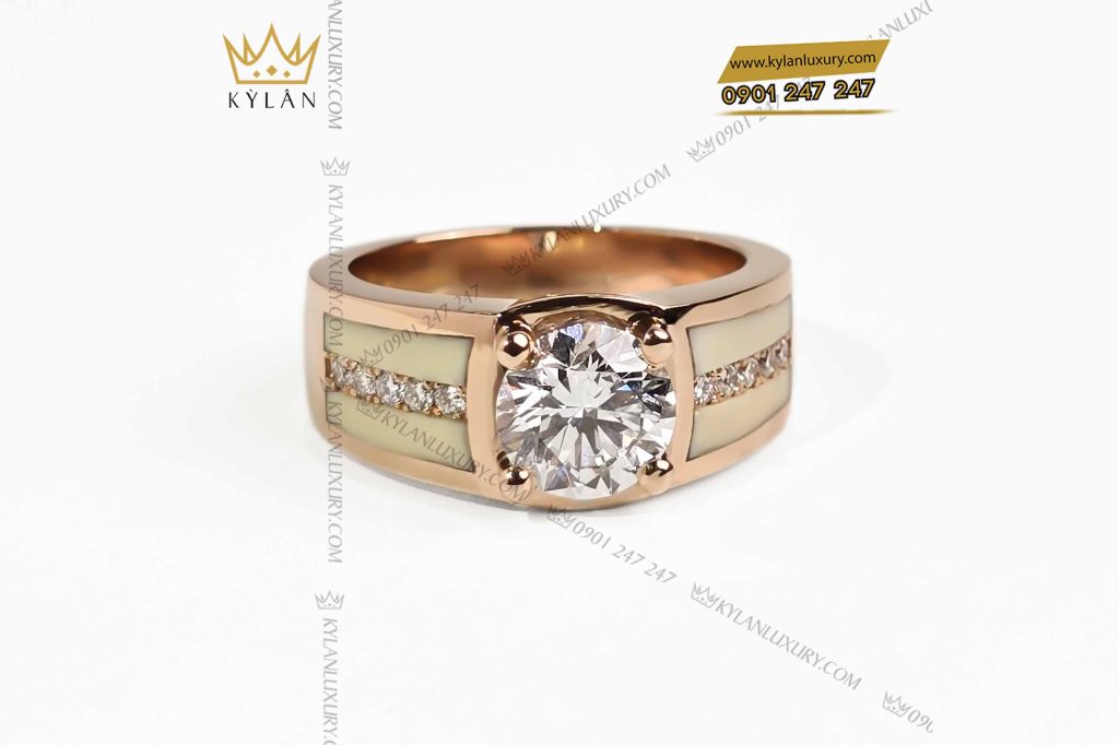 Kỳ Lân Luxury nhan nam vang hong nguyen khoi au750 dinh vien chu 8ly1 6 Nhẫn nam vàng hồng nguyên khối Au750 đính viên chủ 8ly1