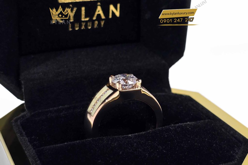 Kỳ Lân Luxury nhan nam vang hong nguyen khoi au750 dinh vien chu 8ly1 7 Nhẫn nam vàng hồng nguyên khối Au750 đính viên chủ 8ly1