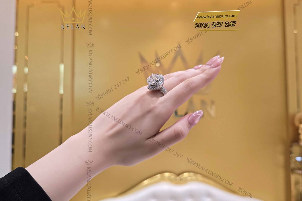 Kỳ Lân Luxury nhan nu vang trang nguyen khoi au750 dinh vien chu 12ly 2 1 Nhẫn nữ vàng trắng nguyên khối Au750 đính viên chủ 12ly