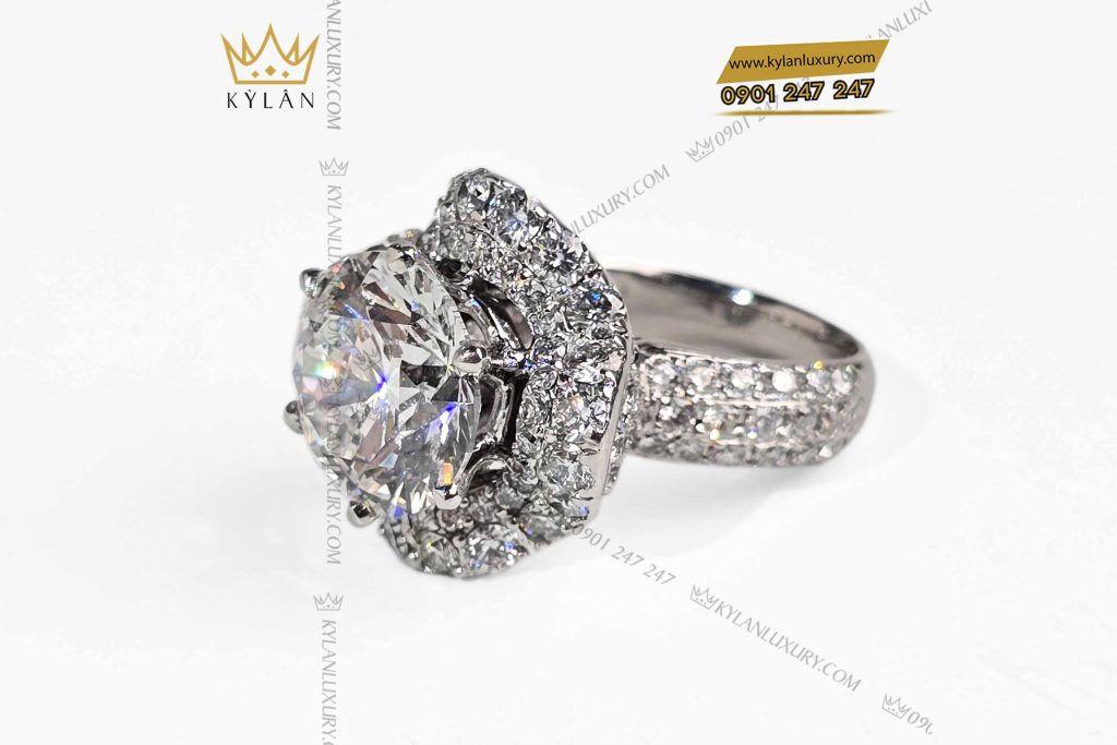 Kỳ Lân Luxury nhan nu vang trang nguyen khoi au750 dinh vien chu 12ly 2 5 Nhẫn nữ vàng trắng nguyên khối Au750 đính viên chủ 12ly