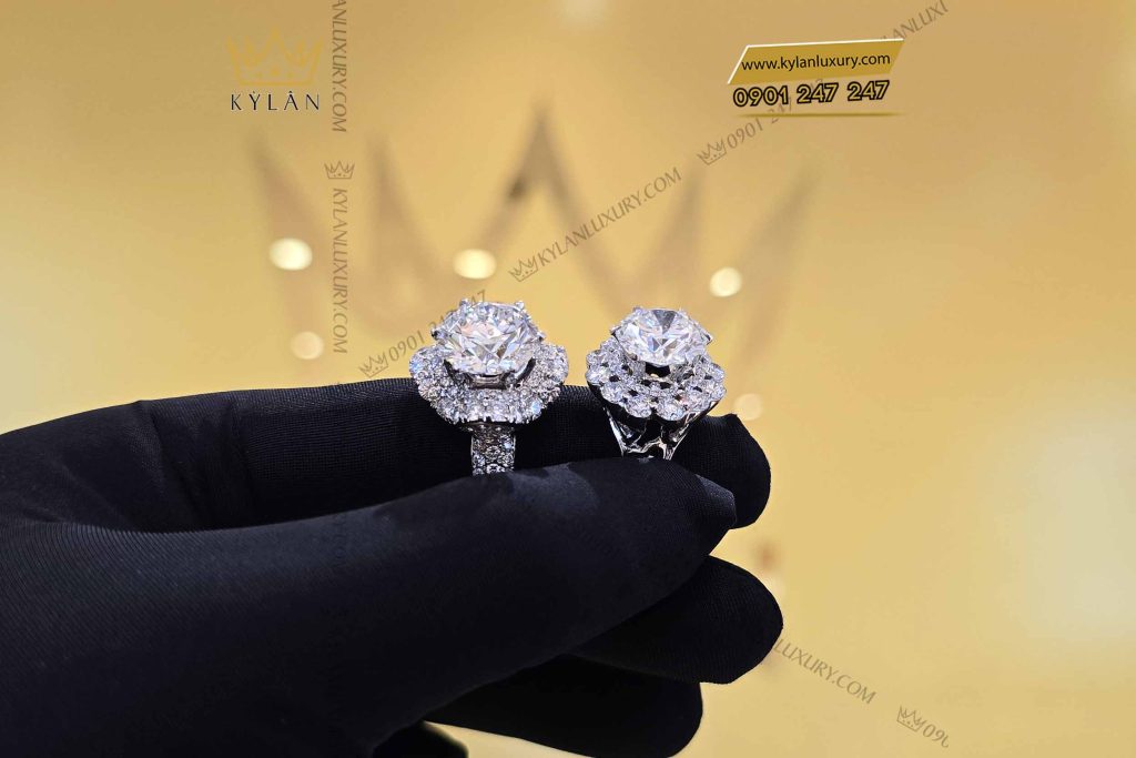 Kỳ Lân Luxury nhan nu vang trang nguyen khoi au750 dinh vien chu 12ly 2 7 Nhẫn nữ vàng trắng nguyên khối Au750 đính viên chủ 12ly
