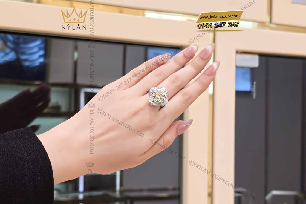 Kỳ Lân Luxury nhan nu vang trang nguyen khoi au750 dinh vien chu 12ly 2 8 Nhẫn nữ vàng trắng nguyên khối Au750 đính viên chủ 12ly