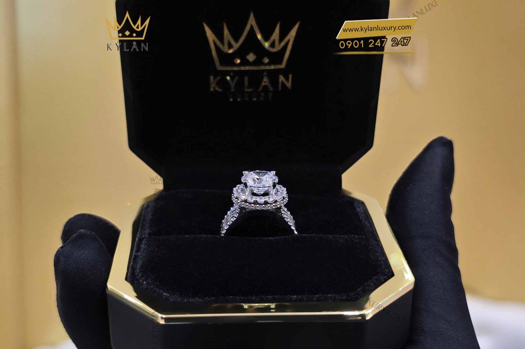 Kỳ Lân Luxury nhan nu vang trang nguyen khoi au750 dinh vien chu 9ly 4 Nhẫn nữ vàng trắng nguyên khối Au750 đính viên chủ 9ly
