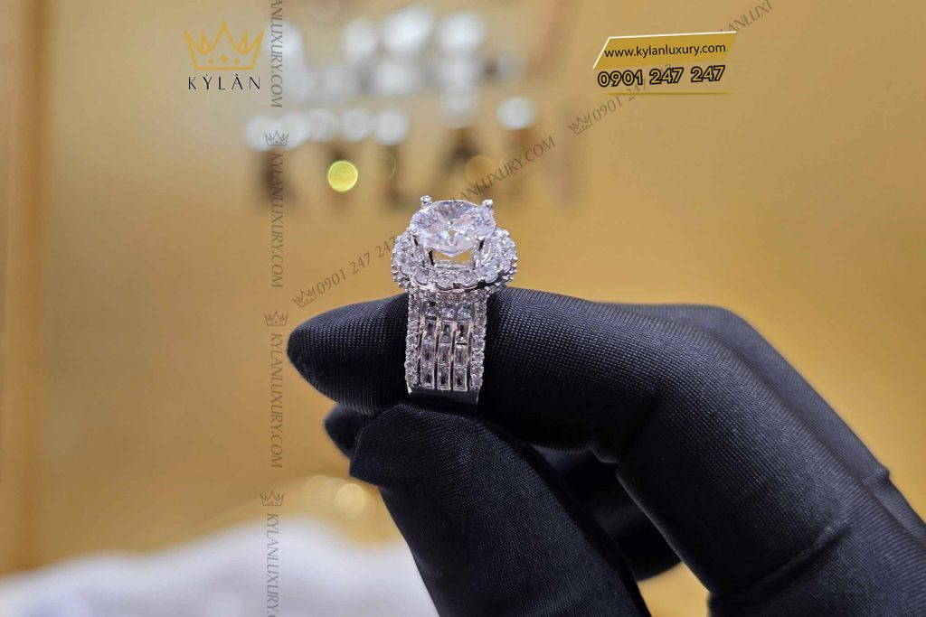 Kỳ Lân Luxury nhan nu vang trang nguyen khoi au750 dinh vien chu 9ly 5 Nhẫn nữ vàng trắng nguyên khối Au750 đính viên chủ 9ly