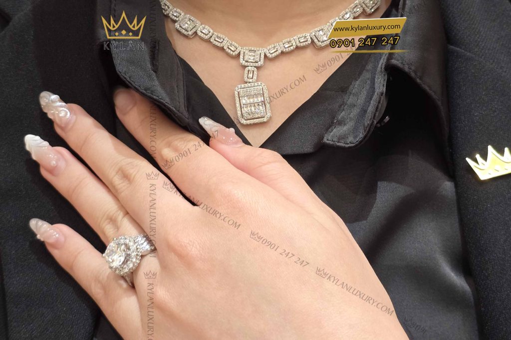 Kỳ Lân Luxury nhan nu vang trang nguyen khoi au750 dinh vien chu 9ly 6 Nhẫn nữ vàng trắng nguyên khối Au750 đính viên chủ 9ly