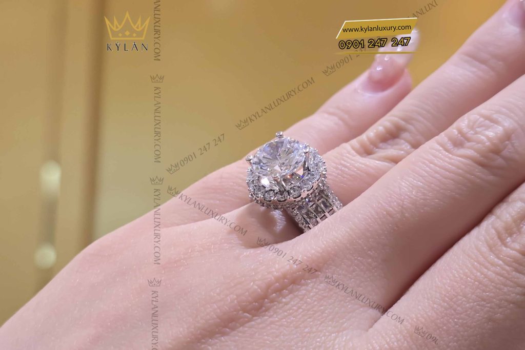 Kỳ Lân Luxury nhan nu vang trang nguyen khoi au750 dinh vien chu 9ly 7 Nhẫn nữ vàng trắng nguyên khối Au750 đính viên chủ 9ly