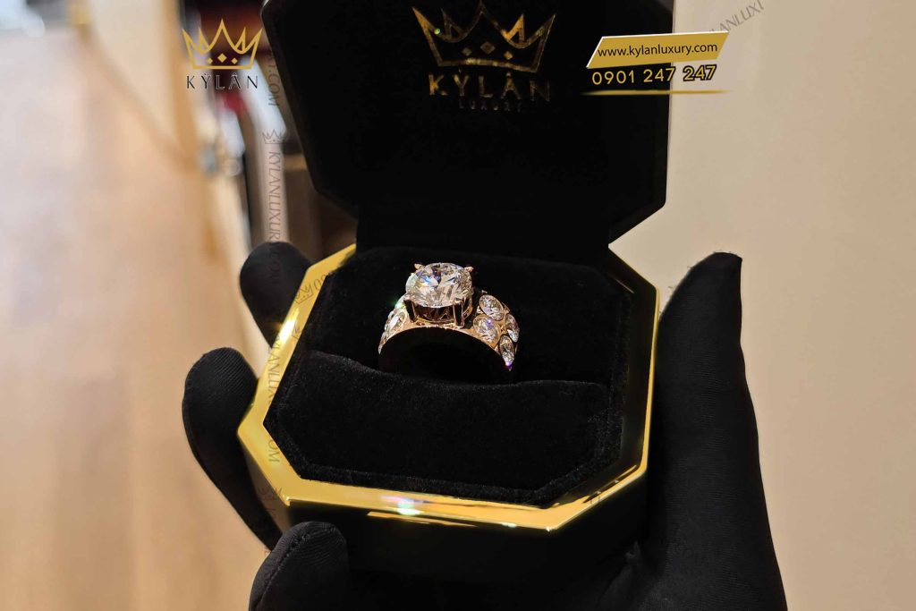 Kỳ Lân Luxury nhan vang hong nguyen khoi au750 vien chu 12ly 8 Nhẫn vàng hồng nguyên khối Au750 đính viên chủ 12ly
