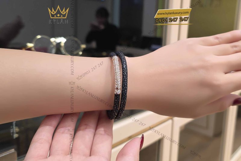 Vòng tay cá đuối vàng nguyên khối Au750 đính kim cương