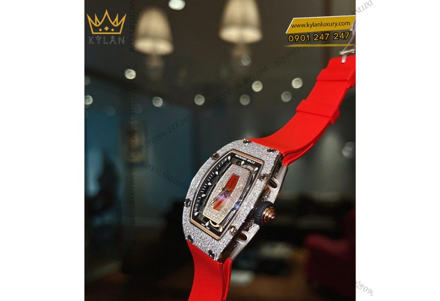 Đồng hồ Richard Mille RM 07-01 vỏ vàng trắng 18K, nạm kim cương toàn bộ theo kiểu Snow Setting, thiết kế Tonneau thanh mảnh dành cho phái đẹp.
