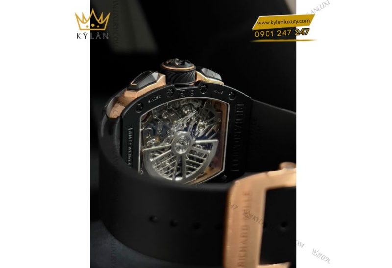 bộ máy CRMC1 hoàn toàn mới, được phát triển riêng biệt bởi thương hiệu. Bộ máy Caliber CRMC1 có chức năng flyback chronograph và khả năng lên cót tự động, với dự trữ năng lượng lên đến 50 giờ, giúp đồng hồ duy trì hoạt động ổn định ngay cả khi chức năng chronograph đang được kích hoạt
