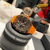 bộ máy Caliber RMAC3 – tuyệt tác cơ học mà Richard Mille tự hào phát triển. Bộ máy này hoạt động ở tần số 4Hz (28.800 dao động mỗi giờ), trang bị rotor tự động có thể điều chỉnh theo nhu cầu sử dụng của người đeo và đạt mức dự trữ năng lượng lên đến 55 giờ.