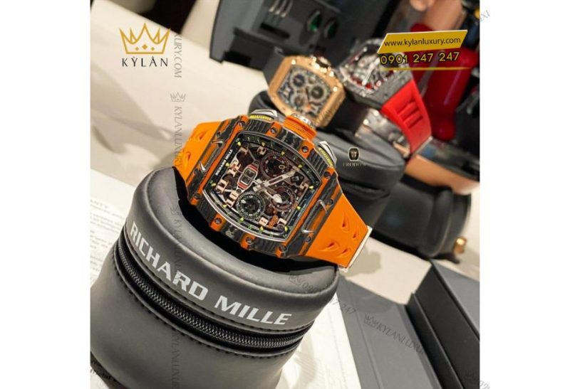 bộ máy Caliber RMAC3 – tuyệt tác cơ học mà Richard Mille tự hào phát triển. Bộ máy này hoạt động ở tần số 4Hz (28.800 dao động mỗi giờ), trang bị rotor tự động có thể điều chỉnh theo nhu cầu sử dụng của người đeo và đạt mức dự trữ năng lượng lên đến 55 giờ.