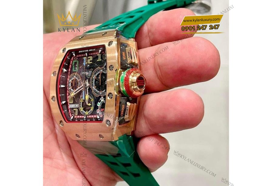 Bộ máy RMAC4 automatic của Richard Mille RM 65-01 sở hữu tần số 36.000 bph và rotor bất đối xứng, kết hợp cùng mặt đáy sapphire lộ cơ titanium tuyệt đẹp.