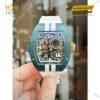 Richard Mille RM 029 Le Mans Classic kết hợp hoàn hảo giữa kỹ thuật chế tác siêu việt và tinh thần thể thao mãnh liệt. Vỏ đồng hồ được tạo thành từ Quartz TPT® – vật liệu độc quyền của Richard Mille – với lớp thạch anh trắng nghiền mịn nằm giữa hai lớp thạch anh xanh lục