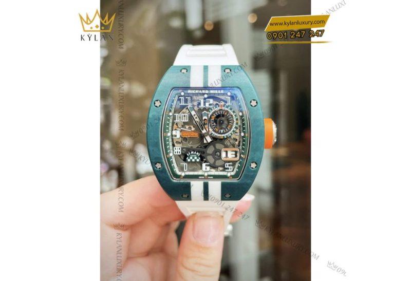 Richard Mille RM 029 Le Mans Classic kết hợp hoàn hảo giữa kỹ thuật chế tác siêu việt và tinh thần thể thao mãnh liệt. Vỏ đồng hồ được tạo thành từ Quartz TPT® – vật liệu độc quyền của Richard Mille – với lớp thạch anh trắng nghiền mịn nằm giữa hai lớp thạch anh xanh lục