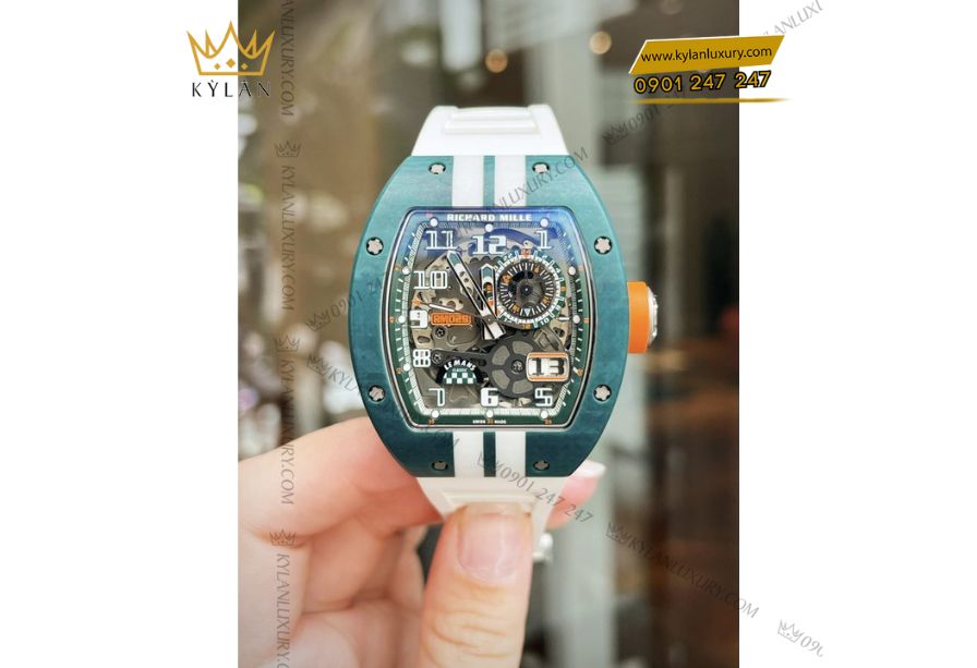 Richard Mille RM 029 Le Mans Classic có vỏ đồng hồ được tạo thành từ Quartz TPT®, lớp thạch anh trắng nghiền mịn nằm giữa hai lớp thạch anh xanh lục