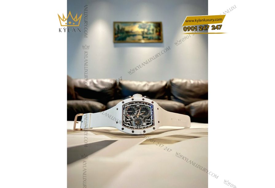 Richard Mille RM 72-01 có vỏ gốm trắng ATZ sáng bóng, có khả năng chống trầy xước và tác động từ bên ngoài.