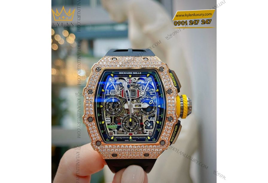 Richard Mille RM 11-03 có thiết kế vỏ dáng Tonneau đặc trưng của Richard Mille được tạo thành từ nhiều lớp cấu trúc