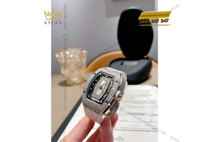 Đồng hồ Richard Mille RM 07-01 vỏ vàng trắng 18k dáng Tonneau, nạm kim cương Brilliant Cut, núm chỉnh giờ xoắn ốc, dây cao su đen thanh lịch.