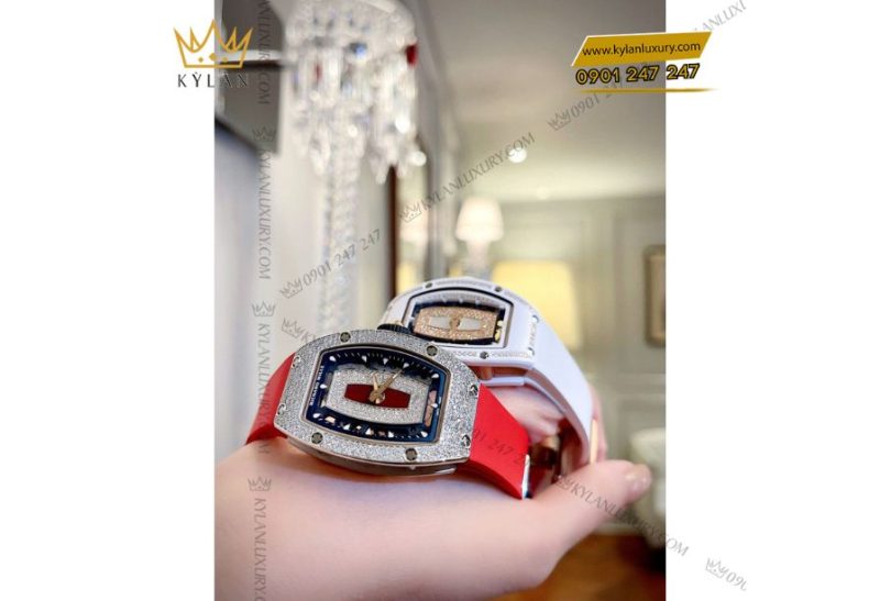 Cận cảnh núm vặn đầu nhọn và dây cao su đen trơn của Richard Mille RM 07-01