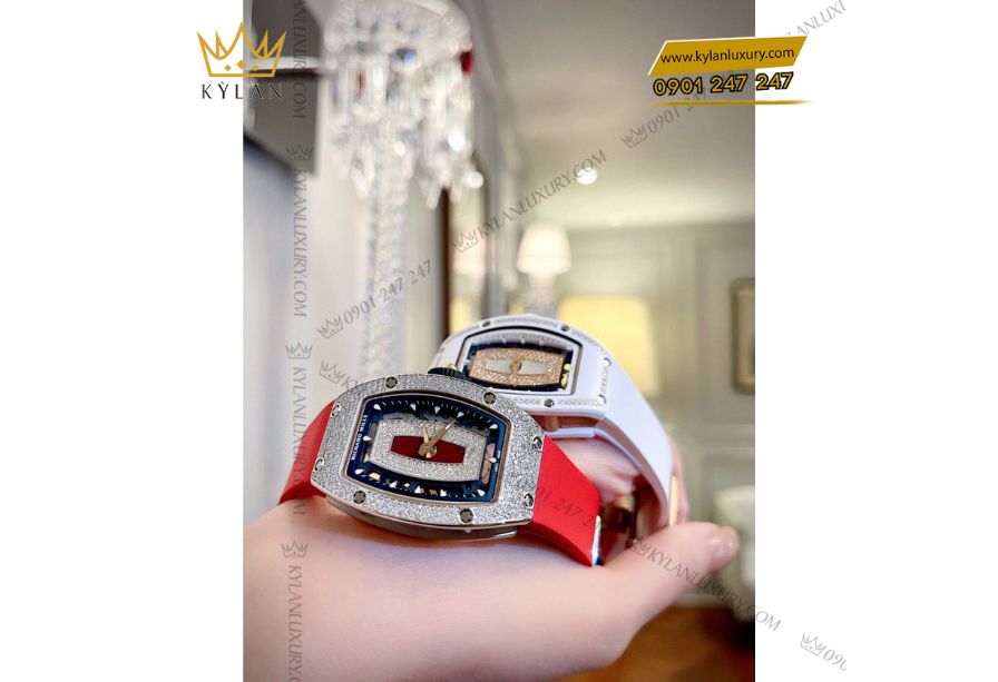 Cận cảnh núm vặn đầu nhọn và dây cao su đen trơn của Richard Mille RM 07-01