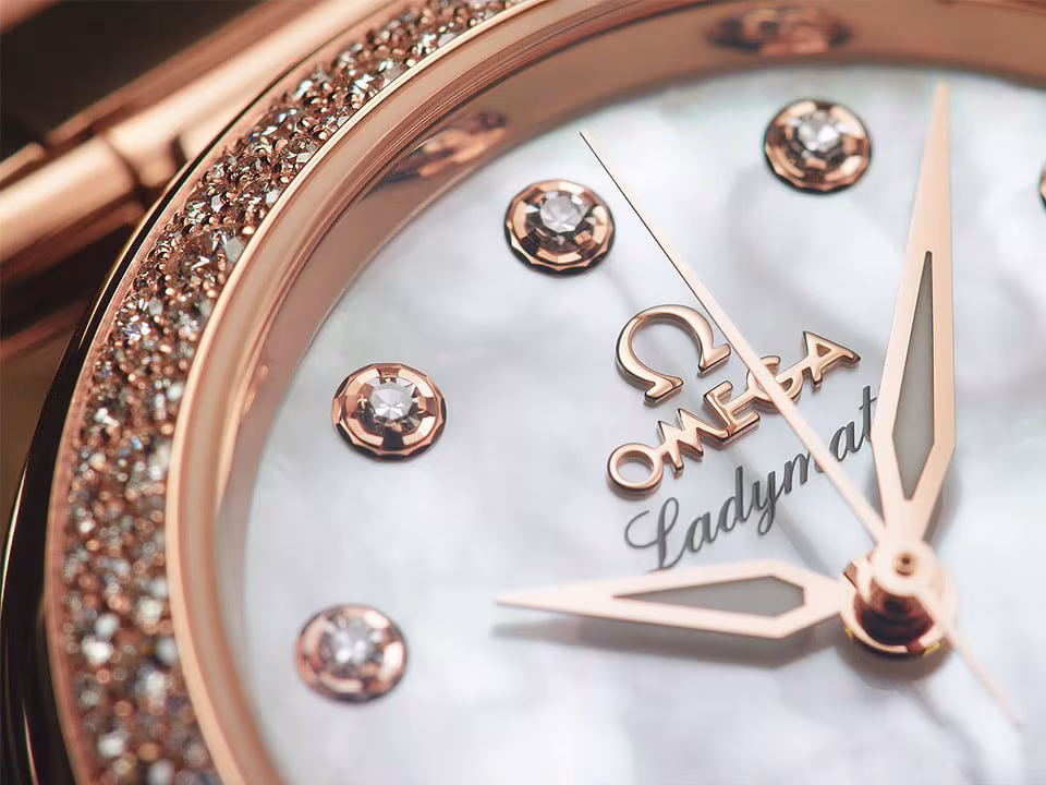 Kỳ Lân Luxury Dong ho Omega De Ville Ladymatic 34 mm bang Vang Sedna4 Đồng hồ Omega De Ville Ladymatic 34mm bằng Vàng Sedna