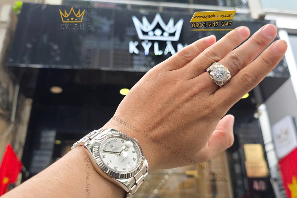 Kỳ Lân Luxury Nhan Rolex demi vang hong nguyen khoi Au750 dinh vien chu 9ly 4 Nhẫn Rolex demi vàng nguyên khối Au750 đính viên chủ 11ly