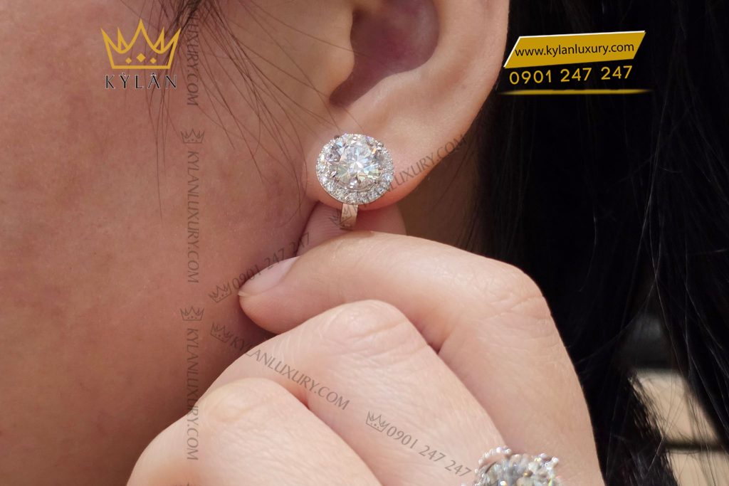 Kỳ Lân Luxury cap bong tai 8ly1 kim cuong lab bieu tuong dang cap ve dep hien dai tu ky lan 7 Cặp bông tai kim cương vàng trắng Au750 8ly1