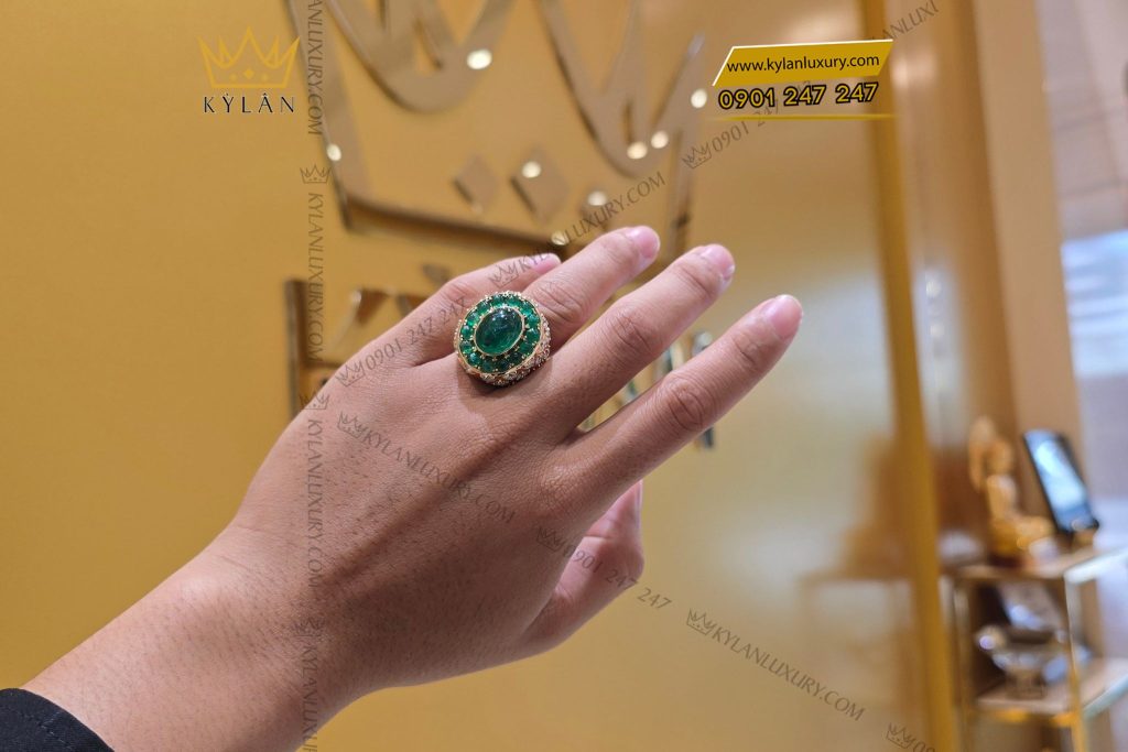 Kỳ Lân Luxury nhan nam vang dinh kim cuong da xanh 1 Nhẫn nam vàng nguyên khối Au750 đính viên chủ đá xanh