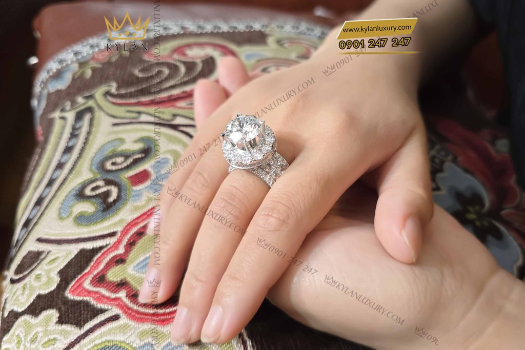 Kỳ Lân Luxury nhan nu vang trang nguyen khoi au750 dinh vien chu 12ly 2 2 Nhẫn nữ vàng trắng nguyên khối Au750 đính viên chủ 12ly
