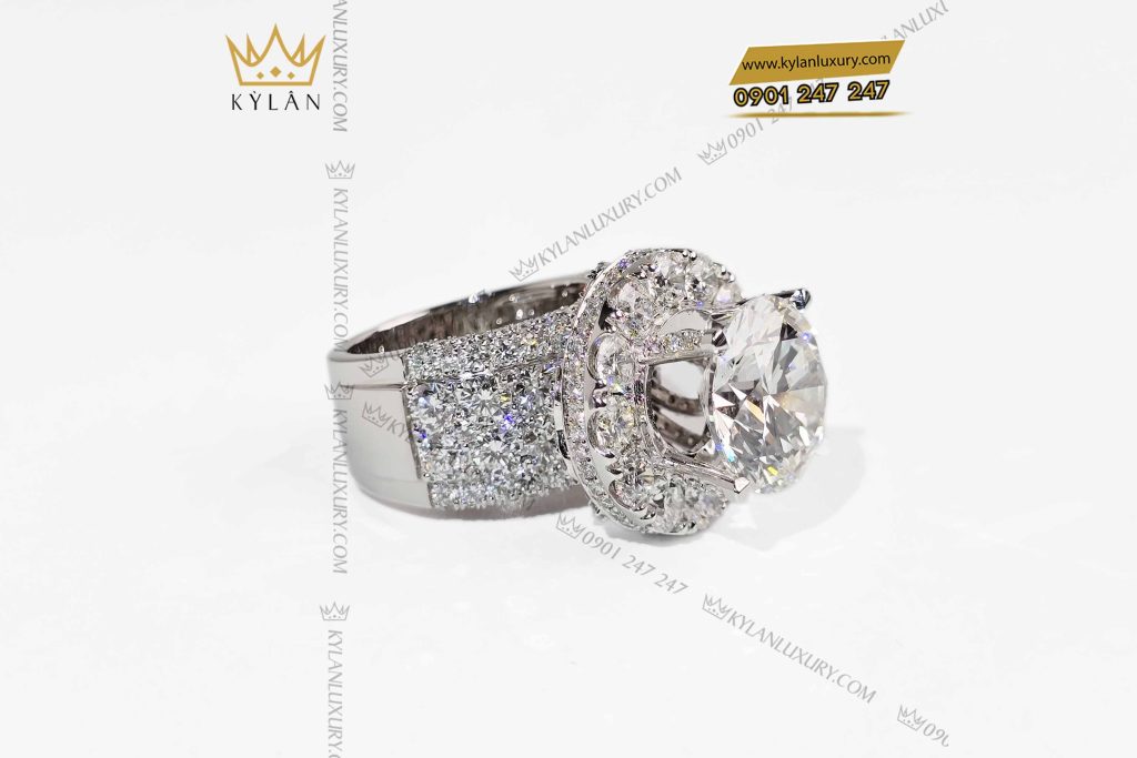 Kỳ Lân Luxury nhan nu vang trang nguyen khoi au750 dinh vien chu 12ly 2 6 Nhẫn nữ vàng trắng nguyên khối Au750 đính viên chủ 12ly