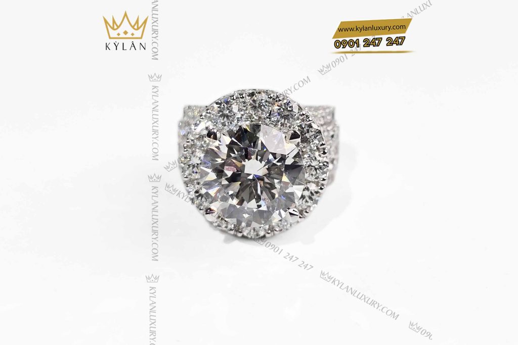 Kỳ Lân Luxury nhan nu vang trang nguyen khoi au750 dinh vien chu 12ly 2 7 Nhẫn nữ vàng trắng nguyên khối Au750 đính viên chủ 12ly