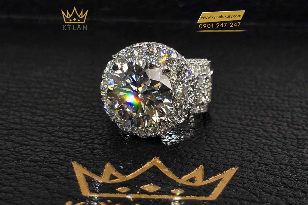 Kỳ Lân Luxury nhan nu vang trang nguyen khoi au750 dinh vien chu 12ly 2 8 Nhẫn nữ vàng trắng nguyên khối Au750 đính viên chủ 12ly