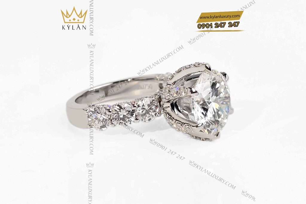 Kỳ Lân Luxury nhan nu vang trang nguyen khoi au750 vien chu 11ly 10 Nhẫn nữ vàng trắng nguyên khối Au750 đính viên chủ 11ly