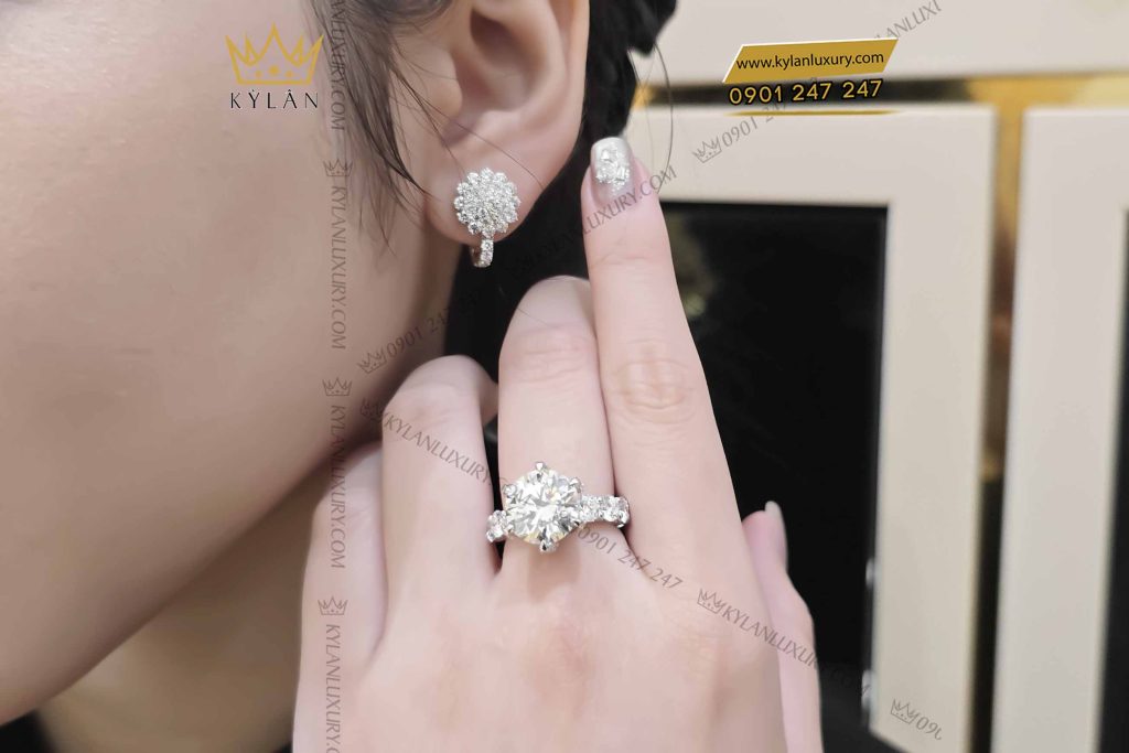 Kỳ Lân Luxury nhan nu vang trang nguyen khoi au750 vien chu 11ly 2 Nhẫn nữ vàng trắng nguyên khối Au750 đính viên chủ 11ly