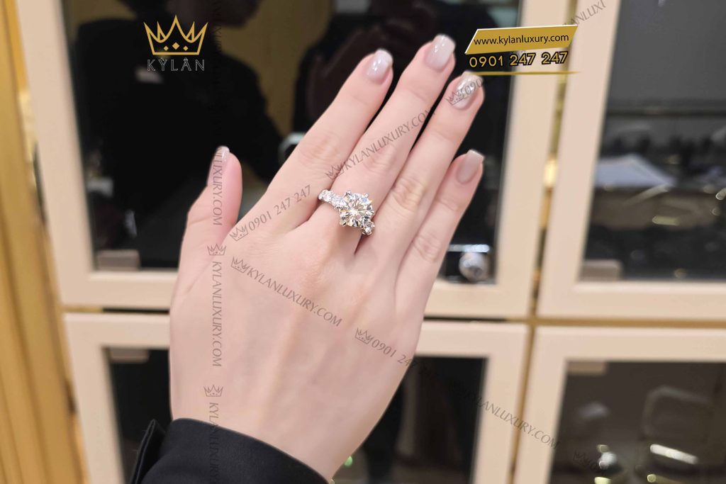 Kỳ Lân Luxury nhan nu vang trang nguyen khoi au750 vien chu 11ly 5 Nhẫn nữ vàng trắng nguyên khối Au750 đính viên chủ 11ly