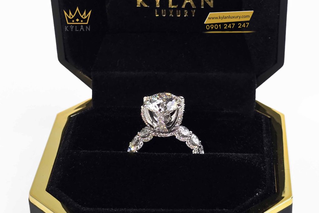 Kỳ Lân Luxury nhan nu vang trang nguyen khoi au750 vien chu 11ly 6 Nhẫn nữ vàng trắng nguyên khối Au750 đính viên chủ 11ly